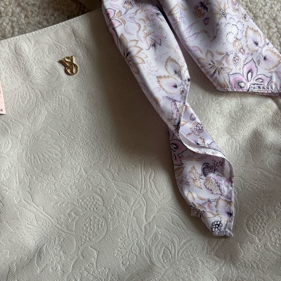 Victoria Secret White Floral Square Bag, New with Tags - Picture 2 of 9